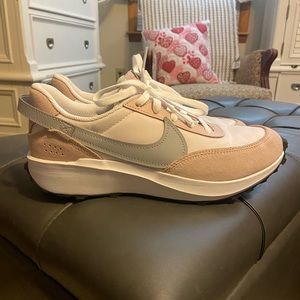 Nike waffle debut size 9